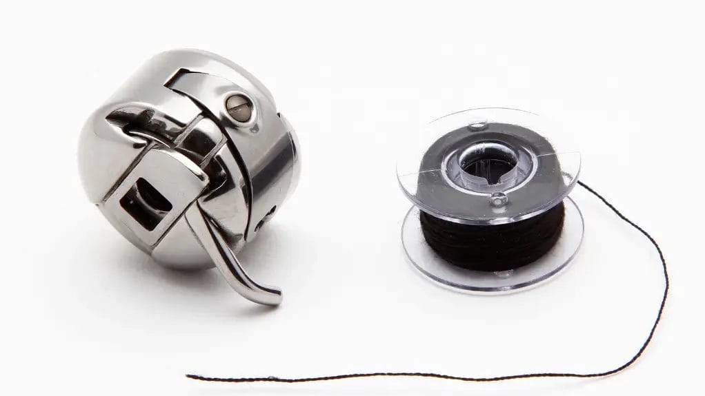 Comment mettre une canette dans une machine à coudre